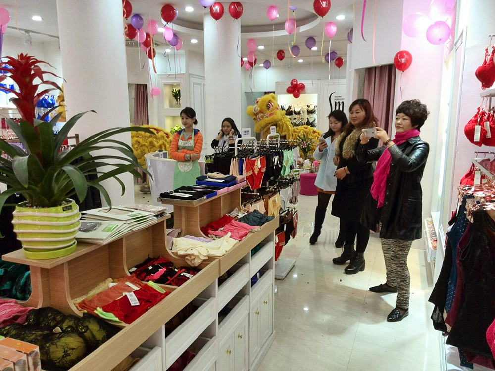 張女士詩曼芬內衣加盟店開業 雄獅弄舞鬧新年